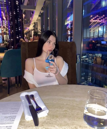 Я опытная и стильная индивидуалка, живущая в Москве. 😘
Мое тело создано для наслаждения, сексуальность и страсть просто притягивают всех мужчин вокруг меня. Мы можем раскрыть вместе все грани нашей сексуальной фантазии – я открыта для экспериментов! 😉
Мои услуги включают умопомрачительный оральный секс, глубокий минет и различные позы для жаркого секса. Я гарантирую тебе полное удовлетворение и расслабление. 😍
У меня есть множество положительных отзывов, мои фотографии настоящие – ты не пожалеешь о нашей встрече. Захватывающие эмоции, умиротворение и эротика – все это я подарю тебе. 🌹
Не теряй время, позвони мне прямо сейчас, и я сделаю твои горячие фантазии реальностью. 📞 Жду тебя в Москве! 😉 Милана